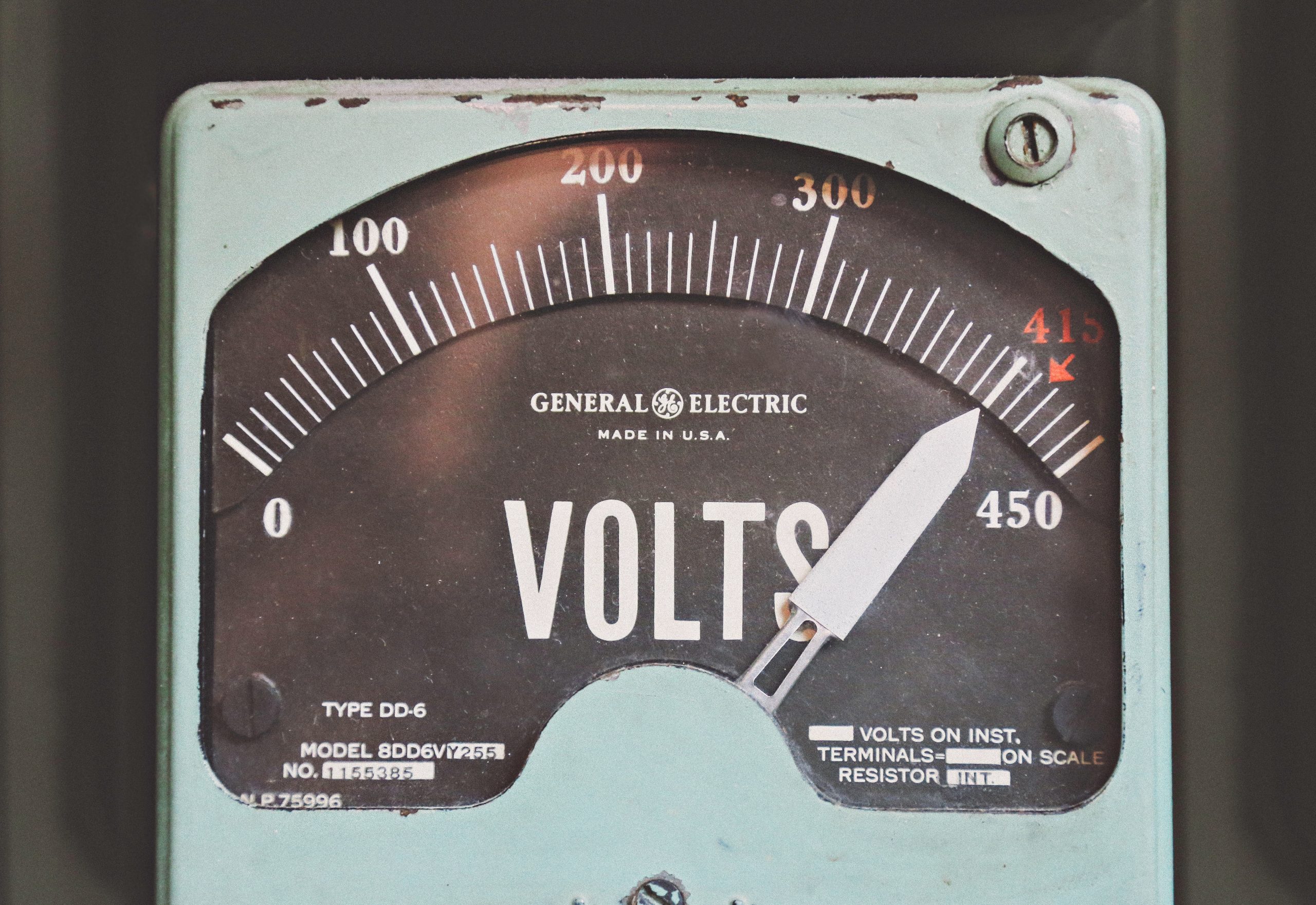 Vintage General Electric voltmeter displaying 415 volts.